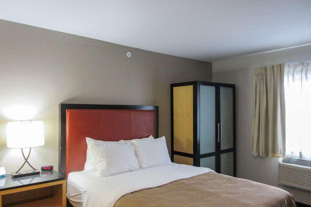 Quality Inn & Suites Evansville Downtown Room photo